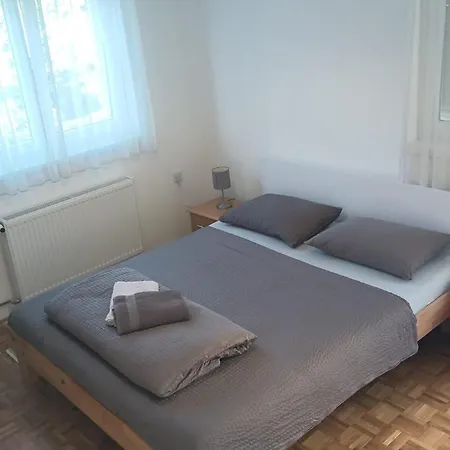 Nyaraló Saya *